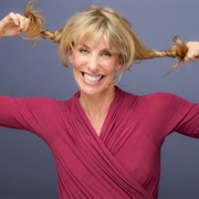 Elley-Ray Hennessy (Queer, She/Her)