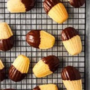 Madeleine With Chocolate Sauce