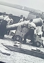 Mounting and Dismounting a Three-Ton Gun (1899)