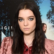 Esmé Creed-Miles (Bisexual, She/Her)