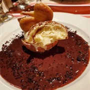 Cygne Profiterole, Glace a La Vanille, Sauce Chocolat