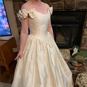 Off-Shoulder Straps Made of Multiple Bows