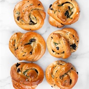 Sundried Tomato and Red Onion Knots