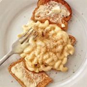 Rye Bread With Macaroni and Cheese