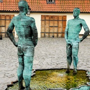 The Peeing Figures, Prague