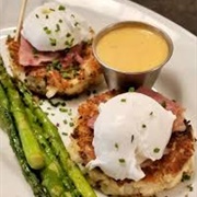 Crabcakes Benedict