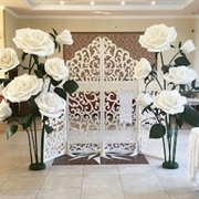 Oversized Flowers in Wedding Decor