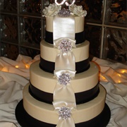 Vertical Ribbon With Brooches on Cake