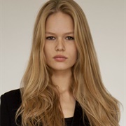 Anna Ewers