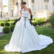 Contrasting Color Gloves on Bride