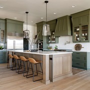 Mixed Color Cabinetry in Kitchen