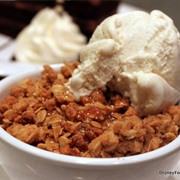 Traditional Warm Apple Crisp À La Mode